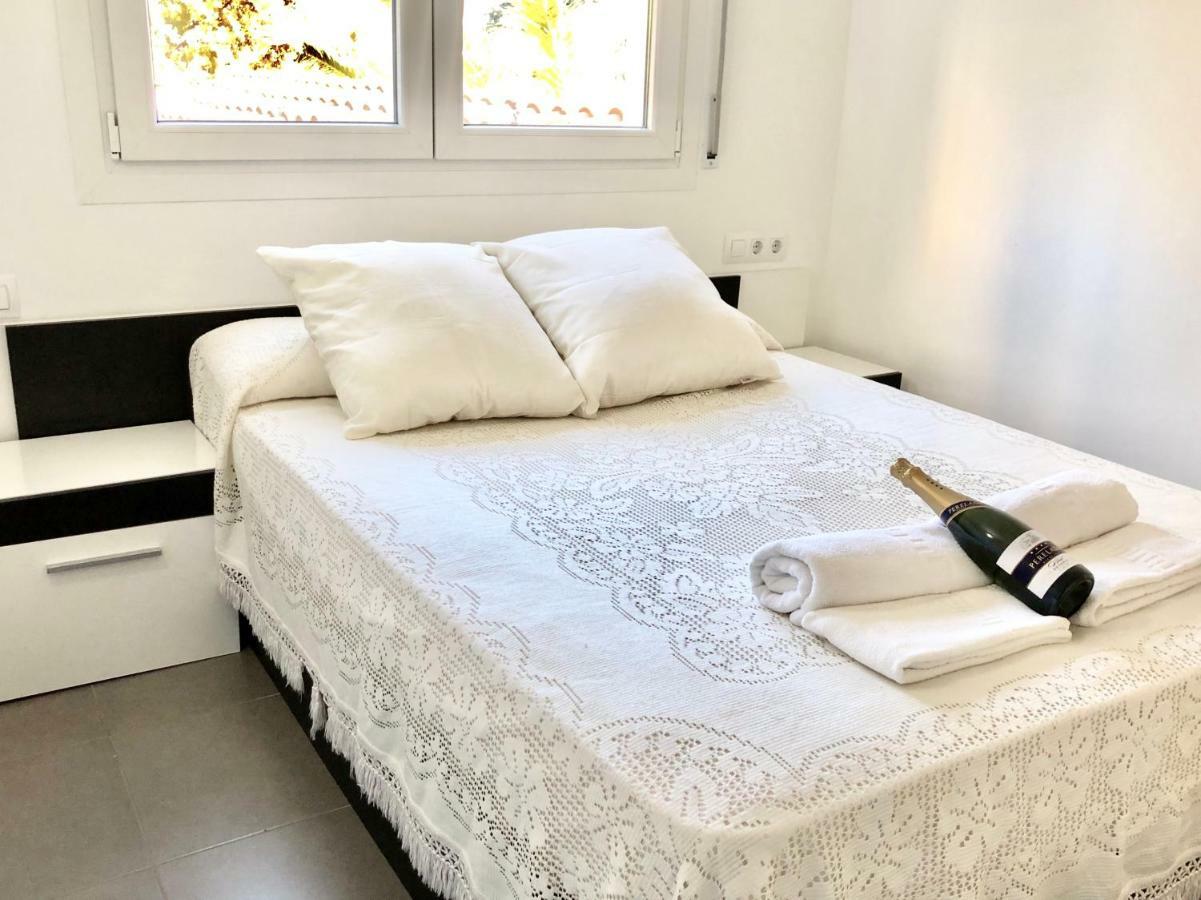Chalet Doble Almadraba Villa Roses Bagian luar foto