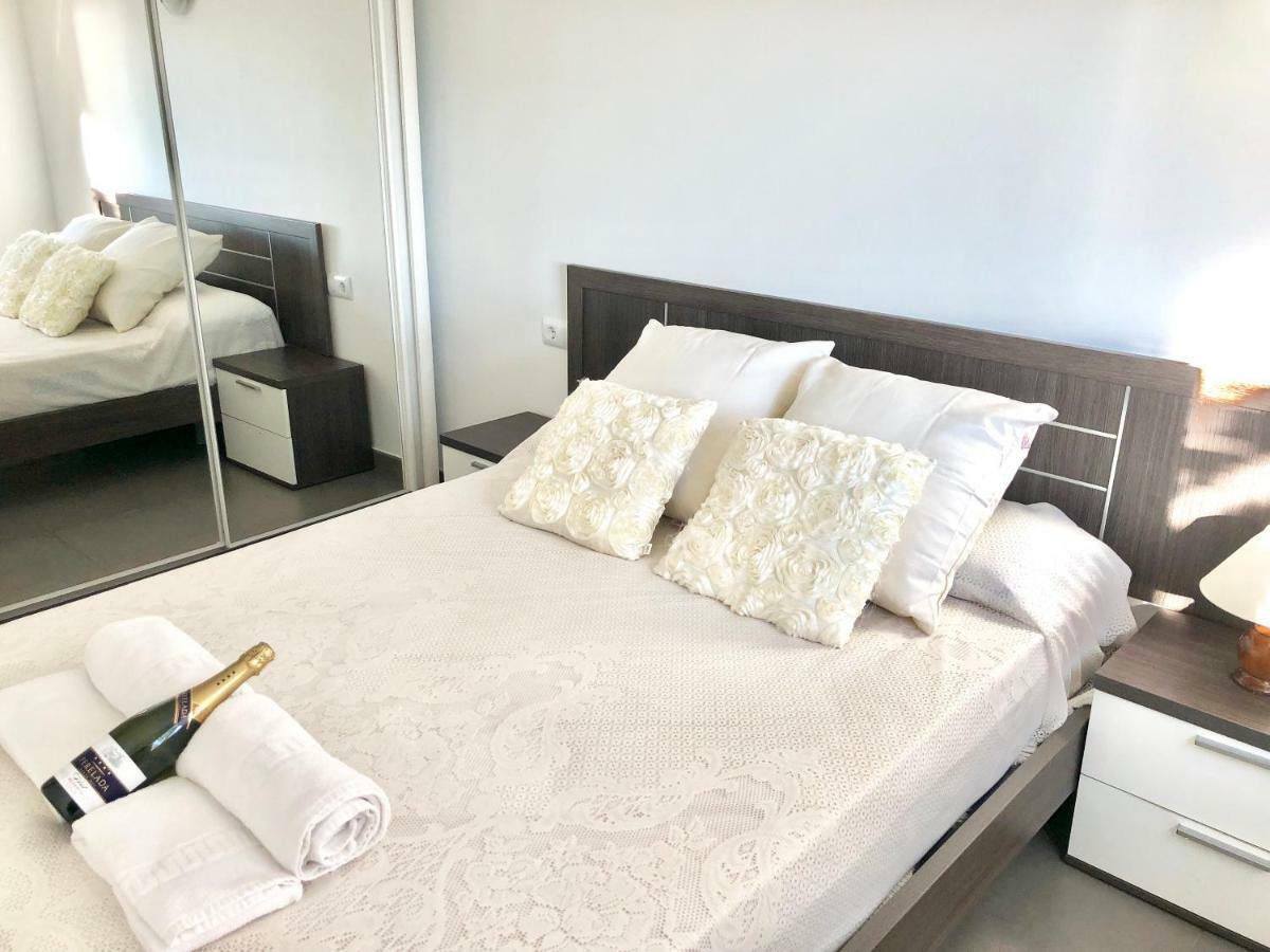 Chalet Doble Almadraba Villa Roses Bagian luar foto
