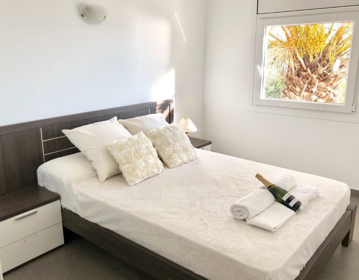 Chalet Doble Almadraba Villa Roses Bagian luar foto